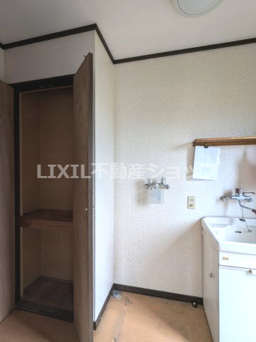 洗濯用洗い場・収納付き。