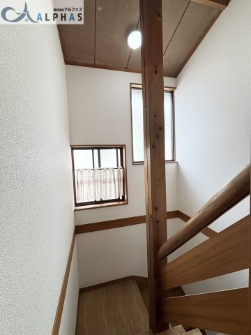 ■階段にも窓が2つあります♪