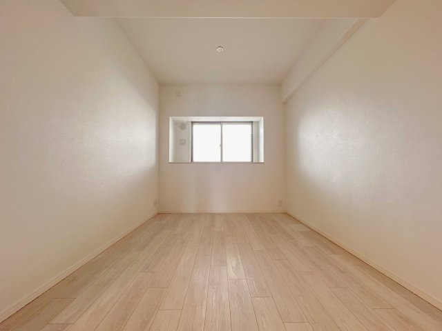 コンパクトで使いやすい洋室です