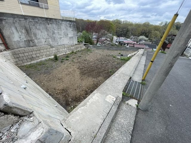現地に行くなら、物件の周囲の地形がどうなっているかを見ることも大切です。周辺より低くなっている土地では、大雨などで水が集まりやすいため、地盤が弱くなっているということも考えられるため、注意が必要です。