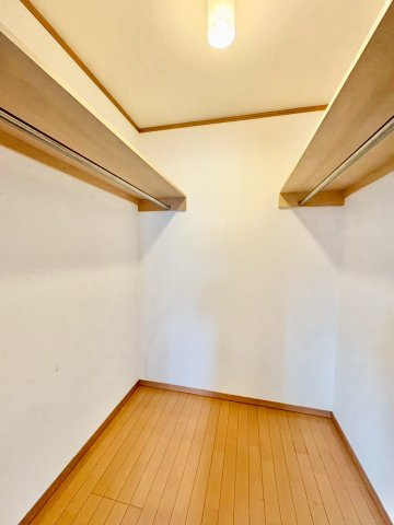季節物の衣類や大きな荷物もまとめて収納OK