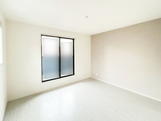 2階寝室、バルコニーに面した明るいお部屋です（施工例）　