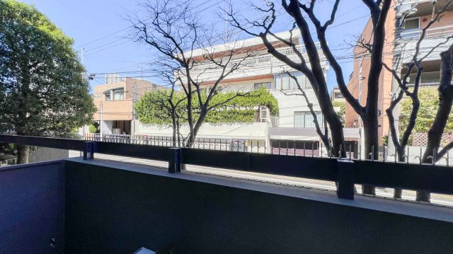 バルコニーから青空と緑の植栽を望む開放的な景色です！心地よい風が通り抜け毎日爽やかに過ごせますね♪