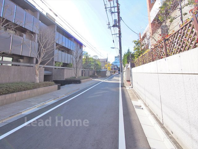 見通しが良く綺麗に舗装された平坦な前面道路です！車通りも落ち着いていて安全に行き来できますね♪