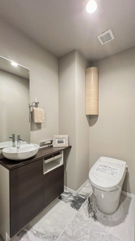 手洗いカウンターと上部収納を備えた綺麗なトイレです！掃除用品やすがた整理用品もスッキリまとまります♪