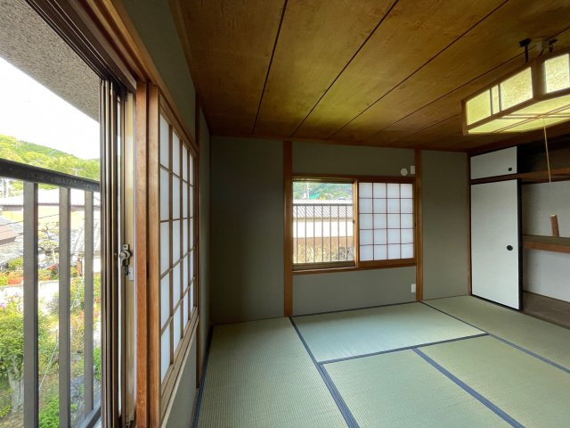 2階和室♪　窓から山並みが見え癒されますよ♪