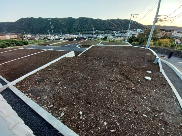 土地の前の道路に消火栓が設置されていることがあります。この場合、道路交通法第45条第1項により、駐車禁止の場所が指定されています。そのため、車庫などの駐車スペースをつくることができない場合があります。