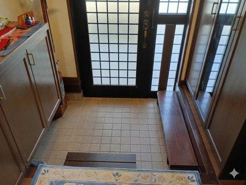 しっかり陽が差し込む玄関