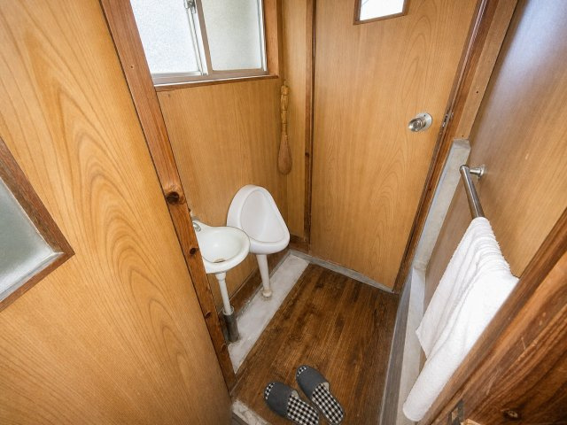 洋式とは別に設けられた、専用の小便器を備えた男性用トイレ