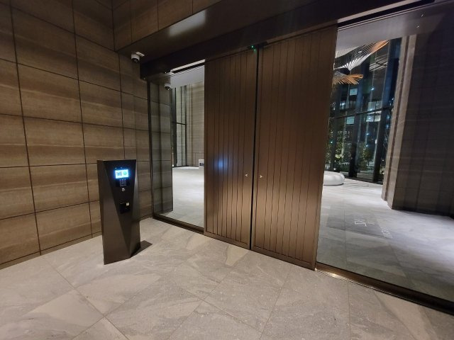 【風除室】ホテルライクなエントランス☆もちろんオートロックです！セキュリティ面でも安心！