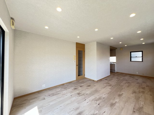 家族が自然と集まる、開放的なリビング