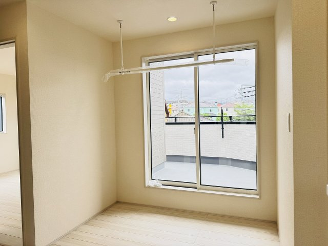 ～2階ホールからもバルコニーへ出入り可能　室内物干し金具も付いています～