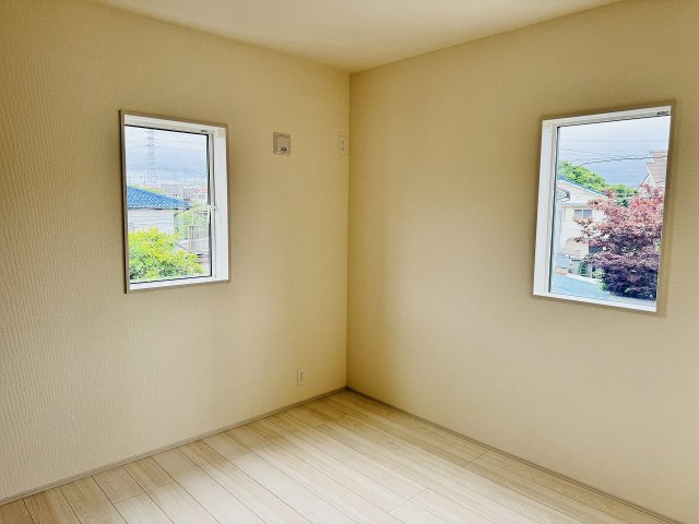 ～2階5.25帖の洋室　2面採光で明るく風通しの良いお部屋です～