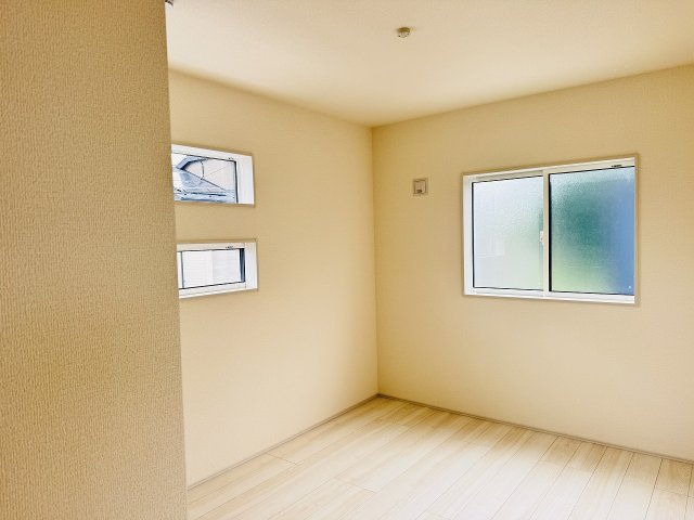 ～2階5.0帖の洋室　2面採光で明るく風通しの良いお部屋です～