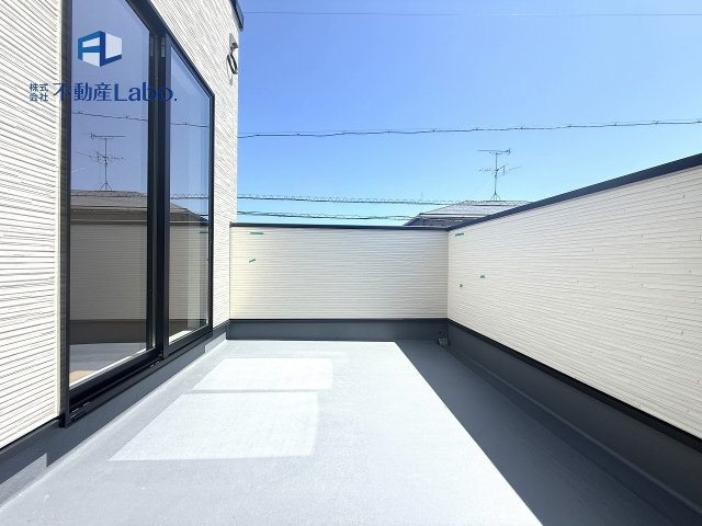 ●バルコニー●　可動式の物干し金物が付いており、使用しない際は収納できます♪お洗濯には十分なスペース♪