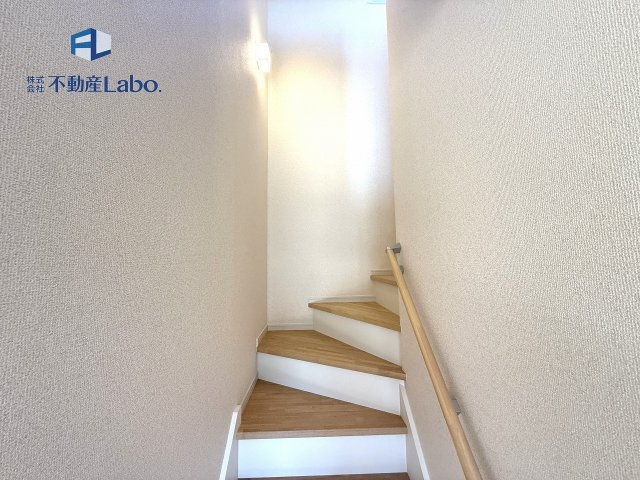 ●階段●　階段には手すりが付いており、小さなお子様から高齢の方まで上り下りしやすくなっております