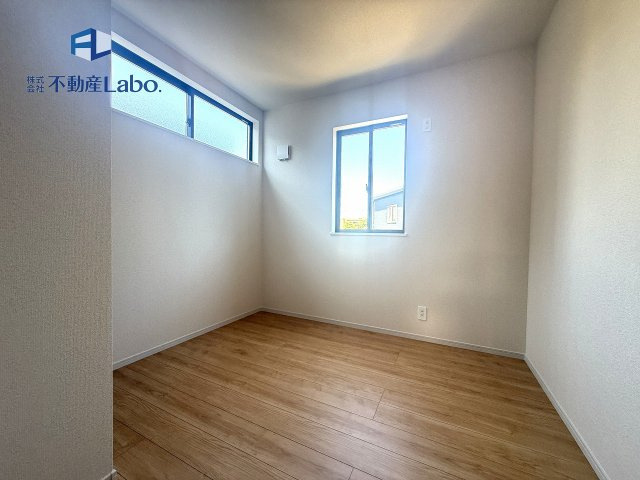 ●洋室●　ゲストルーム、書斎、趣味部屋、子供部屋など多用途に使用できる居室♪フローリングと白い壁紙のため家具や装飾のテイストを選ばないため、幅広く対応できます♪