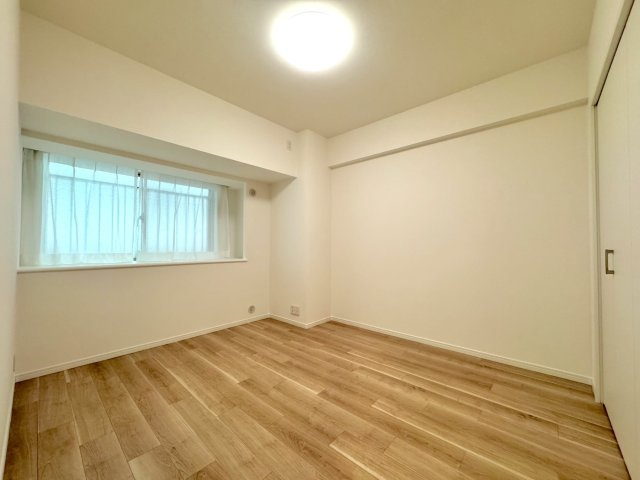 洋室6.5帖　間取り図右上の部屋