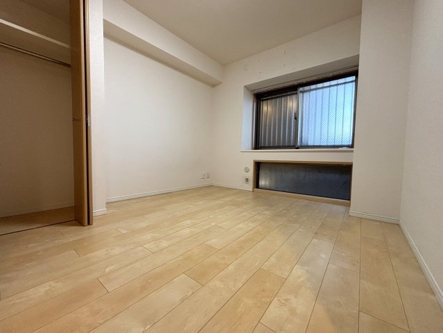 お部屋には程よく採光が入り、過ごしやすい居住空間です。洋室6.0帖
