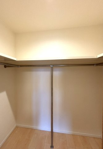 洋室に設置されたクローゼットは収納力が十分です。