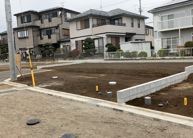 土地の面積＝住宅面積ではありません。建ぺい率の問題などで、土地のある場所によって住宅を建てられる面積は限られています。高さもしかり、「土地」という言葉の中には、建築条件も含まれると考えておきましょう。