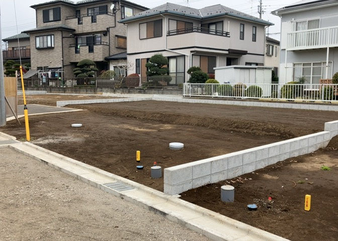 家を建てる場合、方位は要チェックです。現実的に日当たりのよい家ならばリビングは南側、建築基準法でも北側に当たる家への配慮は求められています。土地を見学に行く際は、方位磁針を持って行くようにしましょう。