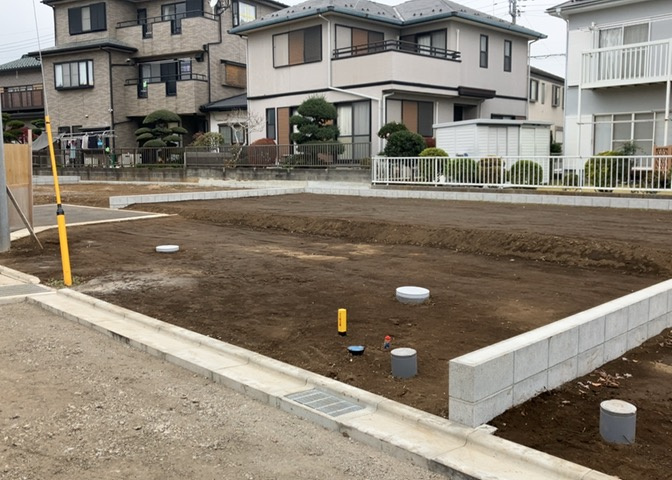 土地を買う際、住む地域の自治体や福祉の補助制度にも注目してみましょう。子供や老人の医療補助やゴミ出しのルールなど、自治体によってルールに大きな違いがあるため、暮らしやすい土地で判断するとよいでしょう。