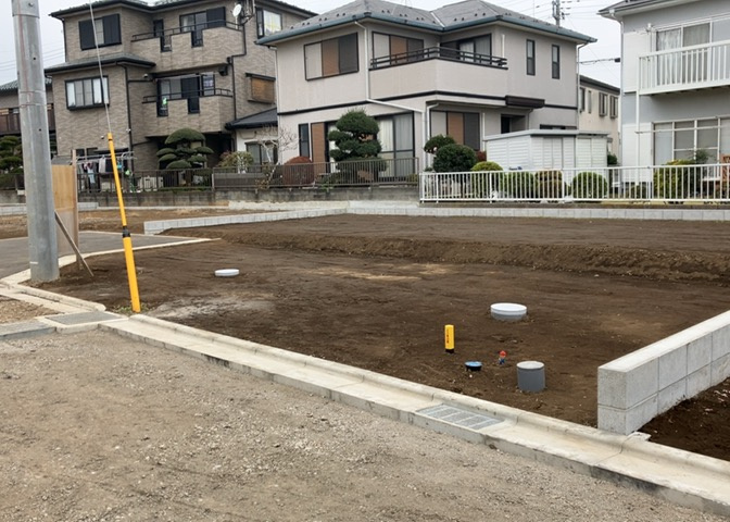 土地の前の道路に消火栓が設置されていることがあります。この場合、道路交通法第45条第1項により、駐車禁止の場所が指定されています。そのため、車庫などの駐車スペースをつくることができない場合があります。