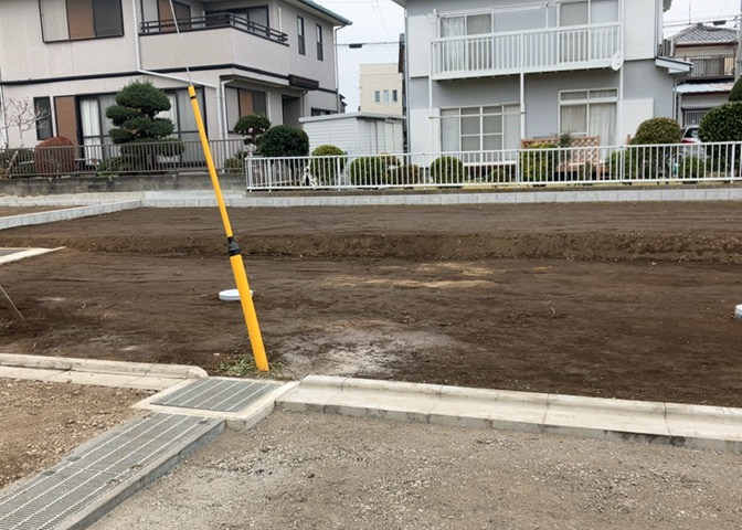 土地購入を検討されている場合、境界杭がない状態で購入してしまうと境界確定測量をする必要があり、費用がかかります。購入の前に、売主、隣土地所有者立ち合いのもと境界を確定し境界杭を設置するのがベストです。