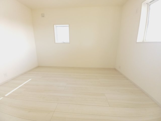 同施工◆居室の写真です◆　木の温もりがナチュラルでくつろげる空間ですね♪　子供部屋としても、寝室としても、どんなインテリアにしようか…選ぶ楽しみが増えますね♪