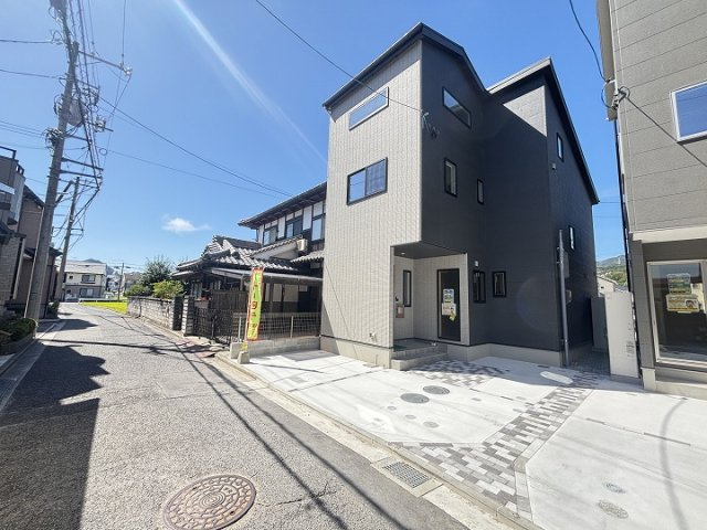 前面道路広々6.5ｍ！平坦なアプローチで駐車もスムーズです。