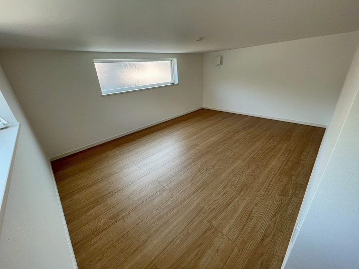 安全に昇降できる「固定階段式の小屋裏物置」を完備。季節物やアウトドア用品も楽々片付きます。