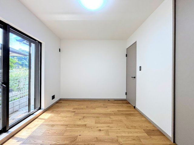 ◆室内はいつも明るい印象なので気持ちの良い朝を迎えられます。各部屋にはクローゼットを完備しており、収納が多いお家はすっきりして快適空間です。　