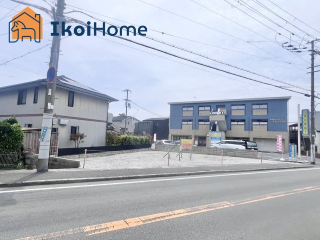 前面道路は10.6ｍ幅で広々しています。高低差もございませんので、駐車がし易く、車の対面のすれ違いも楽にできます。　