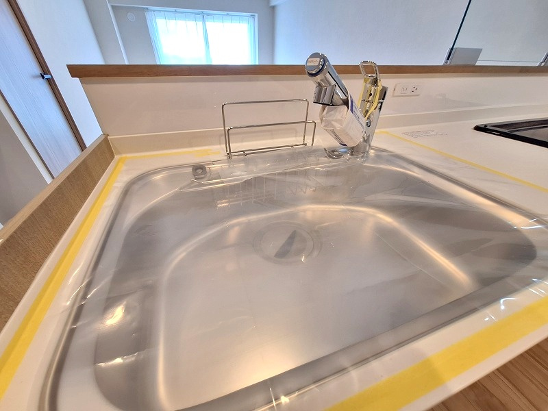 【カートリッジ式浄水器内蔵水栓】蛇口一体型でシンク周りはスッキリ。お料理にも手軽に美味しい浄水を。