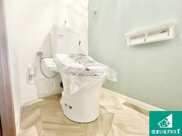 シャワー洗浄機能付トイレは標準仕様。冬場は暖かシートヒーターも装備！　表面コートでキレイ長持ち！省エネ節水仕様の温水洗浄トイレ！