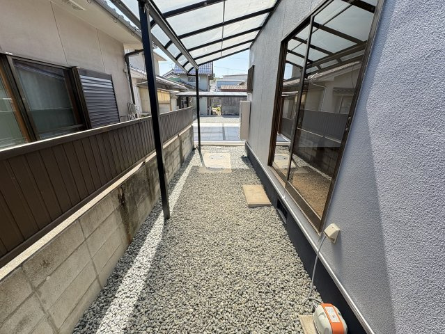 屋根付きの屋外スペースは、急な雨でも洗濯物を干しやすく、日常使いに便利な空間です。砂利敷きで管理もしやすく、ガーデニングやちょっとしたアウトドア用品置場としても活用可能。使いやすいスペースです。