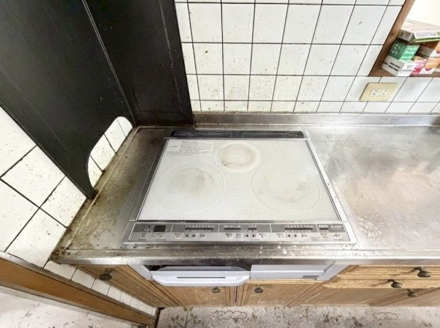 3口IHクッキングヒーター搭載で、同時調理が可能。火を使わないため安全性が高く、小さなお子様がいるご家庭にも安心です。フラットな天板でお手入れも簡単。毎日の料理を快適にサポートしてくれる設備です。
