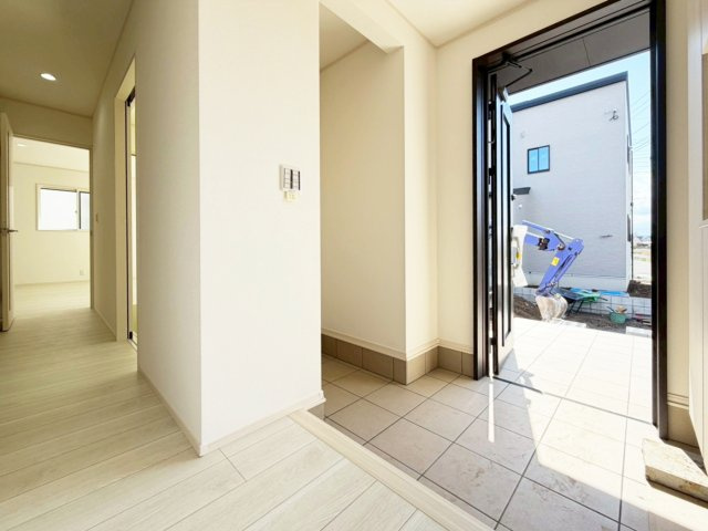 【1号棟　玄関】玄関横には土間収納を配置。散らかりがちな玄関もキレイに保てますね。