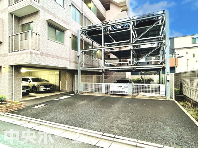 【敷地内駐車場】最新の空き状況や費用などの詳細は担当スタッフまでお問い合わせください。