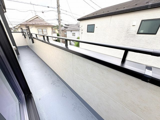 2居室から出入りできお洗濯に便利なバスコニー。南向きですので陽当たりも良好です。