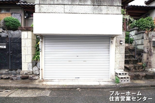 敷地内にあるシャッタ付きの駐車場です！