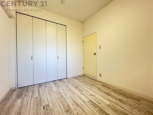 明るい色合いのフローリングとクロスを使用した洋室は家具やインテリアとも調和しやすく空間が広く感じられ開放感を生み出します。自然光を効果的に反射し、室内を明るく保つため、日中の照明使用を抑えられます。