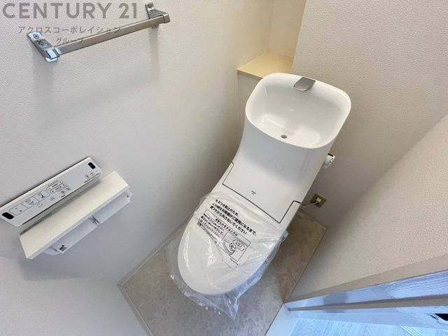 温水洗浄便座付トイレは温水洗浄機能により、暖かい水でおしりを洗浄することができ、冷たい水を使う従来の便座に比べ、温水洗浄機能で暖かいトイレを提供し、快適な使用を可能にします。