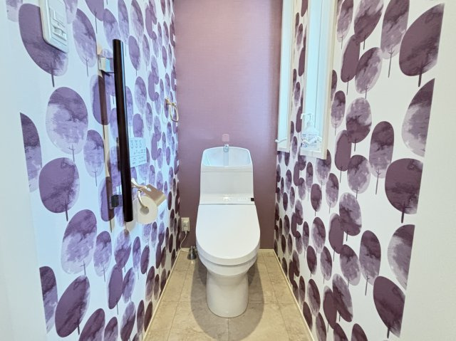 デザイン性の高いアクセントクロスが印象的なトイレ空間。個性を感じられるおしゃれな内装で、来客時にも好印象です。コンパクトながらも使い勝手が良く、快適に利用できる工夫が施されたこだわりのスペース。