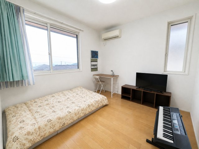 シンプルで使いやすい洋室は、寝室や書斎、趣味部屋など多用途に対応可能。窓からの採光で明るく、エアコンも設置されているため快適に過ごせます。家具配置もしやすく、自分らしい空間づくりが楽しめます。