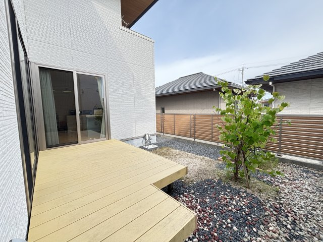 リビングからつながるウッドデッキは、外と内をゆるやかにつなぐ開放的な空間。お庭スペースもあり、ガーデニングやお子様の遊び場としても活用可能。プライベート感を保ちながら、ゆったりとした時間を楽しめます。