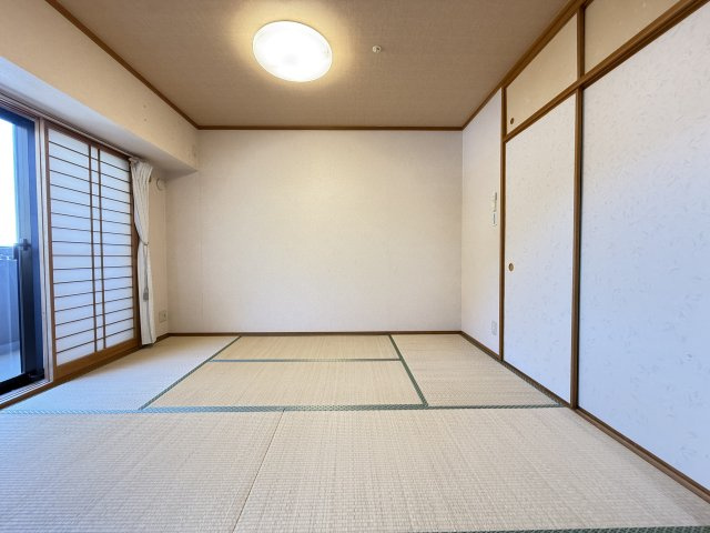 6帖の和室は落ち着いた雰囲気が魅力の空間です。畳のやわらかな質感がくつろぎの時間を演出してくれます。押入収納も備えられており、来客用布団や季節物の収納にも便利です。バルコニーに面しているため採光も◎