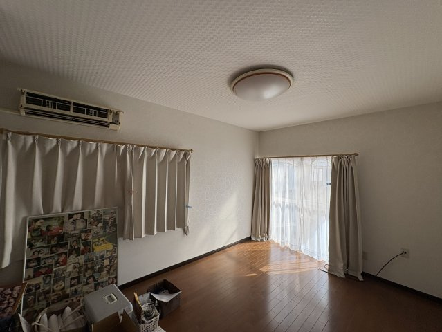 一階の洋室は、室内からそのまま物干しスペースへ出られる便利な間取りです。洗濯後の動線が短く、家事の負担を軽減できます。明るさも確保されており、寝室や家事室など用途を選ばず使いやすい実用的な一部屋です。