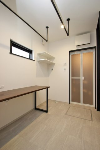 家事室には室内物干しやカウンターを設置。洗濯→干す→畳むまでが一か所で完結！【プラン例】建物価格2040万円、建物面積106.63？